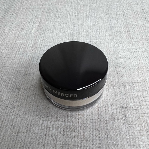 🎁3 for $30🎁 Laura Mercier Translucent Powder mini - Picture 3 of 4